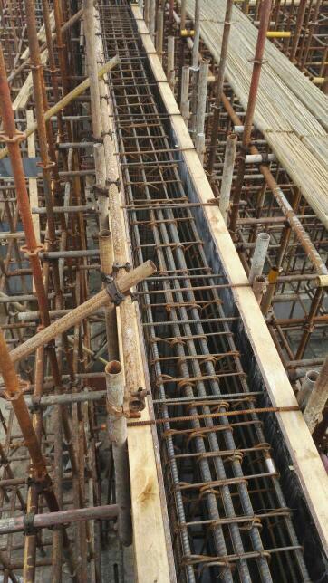 安裝工程中,在梁上預埋水電線管時,具體應該怎么做。